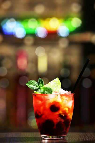 Glass of cocktail in bar on bright blurred background - Fotoğraf, Görsel