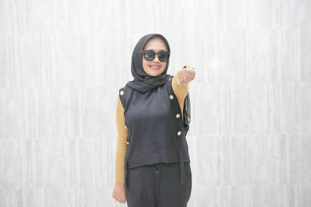 Έκφραση Ασιάτισσας Ινδονήσιας με μαύρη μαντίλα και κίτρινα μανίκια - Φωτογραφία, εικόνα