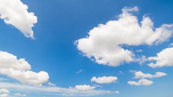 Vue panoramique sur ciel bleu clair et nuages, fond de ciel bleu avec de minuscules nuages. Nuages blancs et duveteux dans le ciel bleu. Photo de stock captivante mettant en vedette la beauté fascinante du ciel et des nuages. - Photo, image