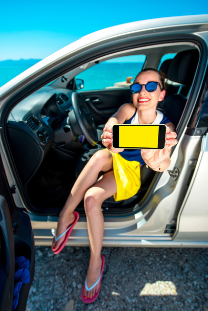 Displeji telefonu zobrazeno žena v autě - Fotografie, Obrázek
