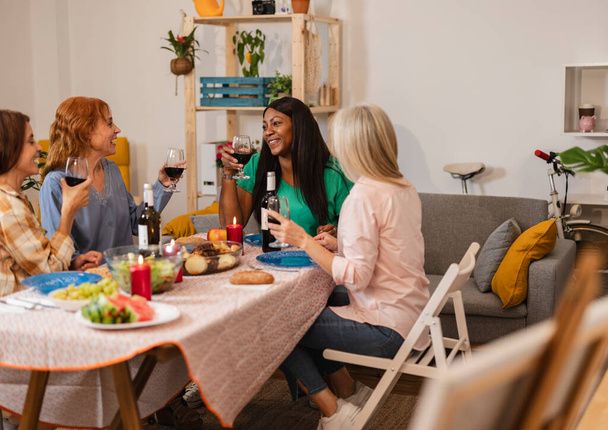 Přátelé si užívají útulnou večeři doma - Fotografie, Obrázek