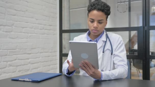Médecin femelle africaine travaillant sur tablette numérique - Séquence, vidéo