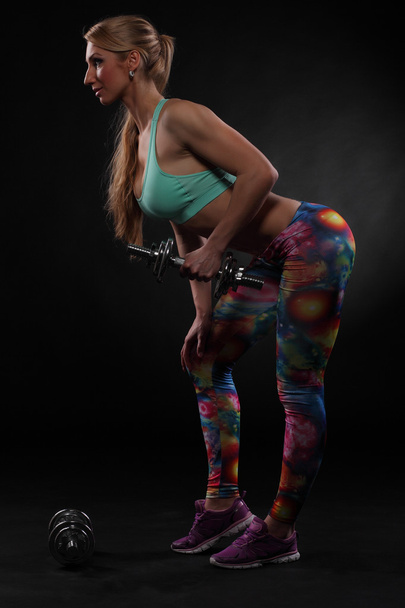 Αθλητική γυναίκα κάνει προπόνηση με βάρη - Φωτογραφία, εικόνα