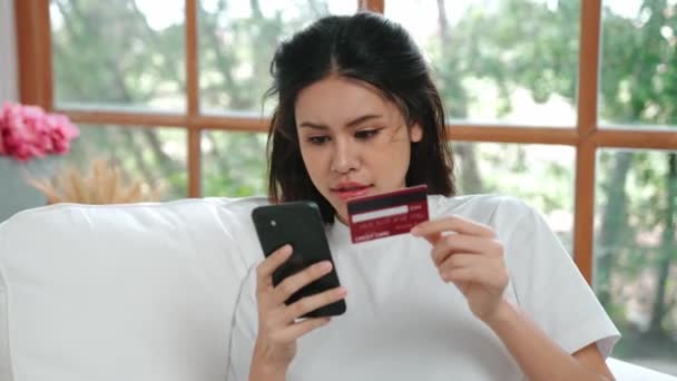 Kadın alışverişi ya da internet pazarında online ödeme modern yaşam tarzı için satılık eşyalar arıyor ve canlı siber güvenlik yazılımı tarafından korunan cüzdandan çevrimiçi ödeme için kredi kartı kullanıyor - Video, Çekim