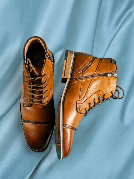 Une paire de bottes premium en veau sur fond noir et blanc. Tir vertical. Hommes chaussures idées. - Photo, image