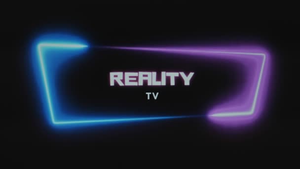 Realiteit TV inscriptie op zwarte achtergrond. Grafische presentatie met een lichtneon frame van roze en blauwe kleuren. Ontvangstconcept. - Video