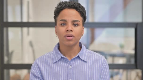 Portrait de la toux malade femme africaine au bureau - Séquence, vidéo