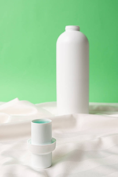 Természetes folyékony mosószer fehér selyemszövet hátterében - Fotó, kép