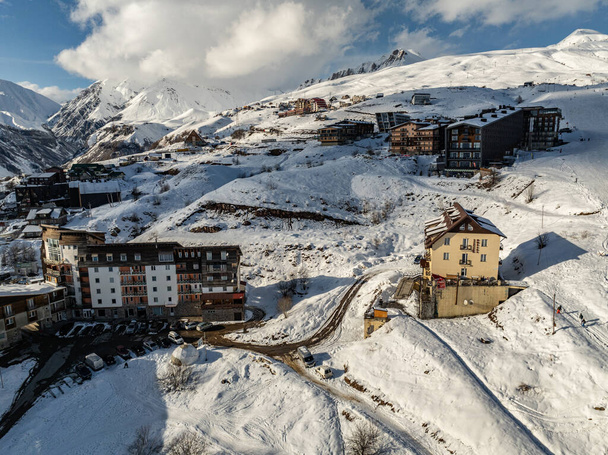 Luftaufnahme des Skigebiets Gudauri im Winter. Kaukasus in Georgien. Gudauri Village Panorama mit Hintergrund zum Skigebiet aus der Luftperspektive - Foto, Bild