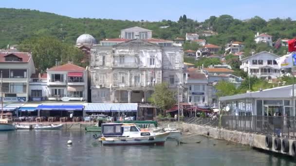 Istanbul, Turquie - 17 mars 2024 : Côte de l'île des Princes avec des maisons insulaires traditionnelles sur la côte - Séquence, vidéo