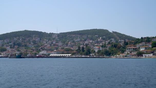 Κωνσταντινούπολη, Τουρκία - 17 Μαρτίου 2024: Ακτή της Νήσου των Πριγκίπων με παραδοσιακά νησιώτικα σπίτια στην ακτή - Πλάνα, βίντεο