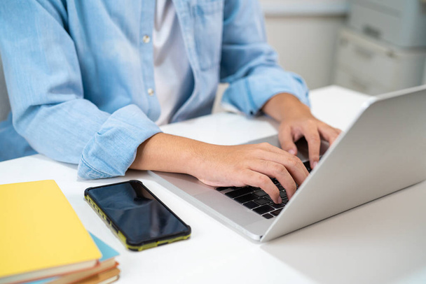 Adolescente usar laptop e dados de busca de telefone celular on-line para educação universitária de aprendizagem on-line. - Foto, Imagem