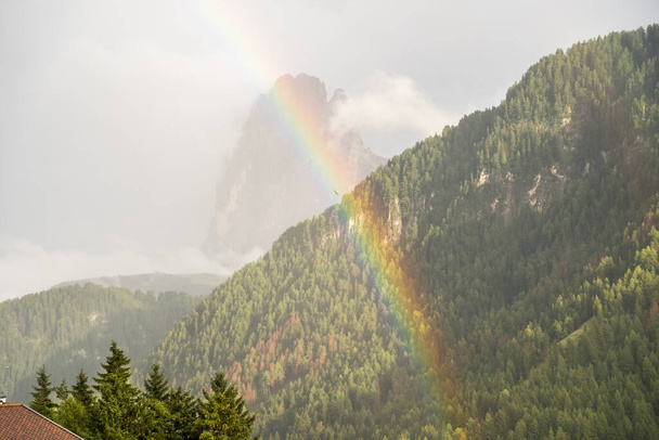 Arco iris sobre Sassolungo en los Dolomitas, Tirol del Sur Italia - Foto, imagen