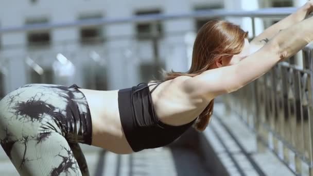 Jeune fille sportive faisant de l'exercice dans la rue à l'extérieur - Séquence, vidéo