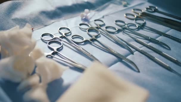 Obfitość przyrządów chirurgicznych na stole - Materiał filmowy, wideo