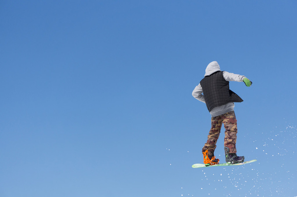 Snowboarder salta en Snow Park
 - Foto, imagen