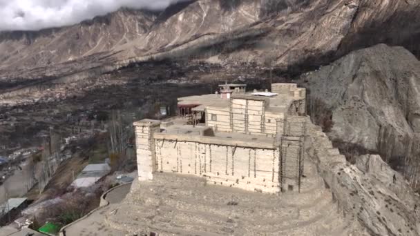 Baltit erőd Karimabadban, Hunza Valley, Gilgit Baltistan, Észak-Pakisztán. Légi drónlövést adtak le tavasszal. Kiváló minőségű 4k felvételek - Felvétel, videó