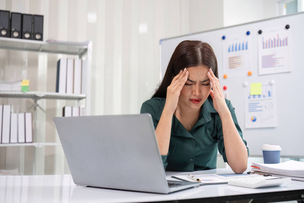 Una joven empresaria está estresada porque su trabajo no va según lo planeado.. - Foto, Imagen