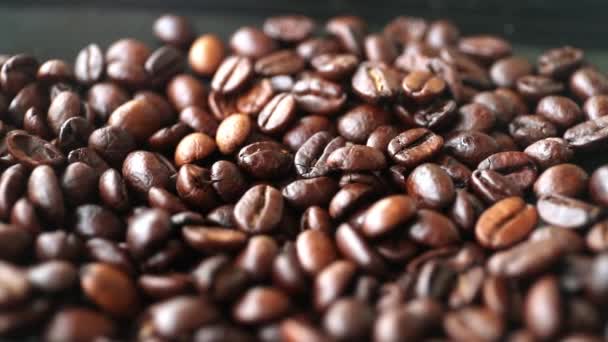 Los granos de café (Arabica) caen en la bandeja de la máquina de café antes de hacer café - Metraje, vídeo