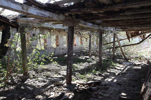 harap ve terk edilmiş ahır kırsal kesimde çatısı olmayan  - Fotoğraf, Görsel