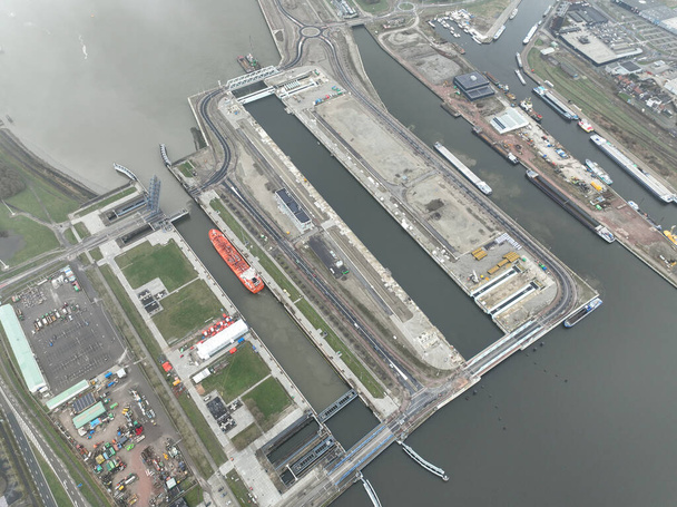 Alankomaiden Terneuzenin kaupungin Pohjanmeren sulut tai Terneuzen-lukkokeskus tarjoaa pääsyn Länsi-Scheldtin laivaväylältä Gentin ja Terneuzenin kanavalle ja siten Gentin satamaan. - Valokuva, kuva