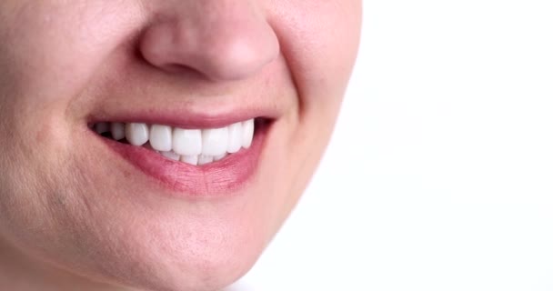 Tandenborstel voor het reinigen tussen de tanden in de buurt van mooie sneeuw witte vrouwelijke glimlach closeup 4k film slow motion. Hygiëne en mondverzorging - Video