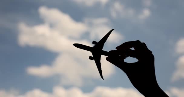 Avión de juguete volando a través del cielo con la mano cerca película 4k. Concepto de comunicación aérea - Imágenes, Vídeo