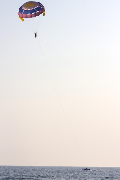 Fallschirm von unten gesehen - Foto, Bild