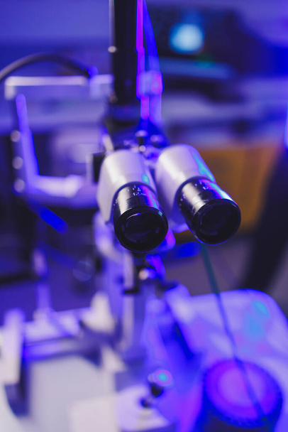 Moderní mikroskop pro testování zraku ve světelné místnosti. Mikroskop pro korekci zraku. - Fotografie, Obrázek