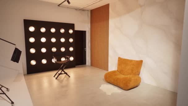 Parlak spot ışıkları ve lüks mobilyalarıyla modern fotoğraf stüdyosu. - Video, Çekim