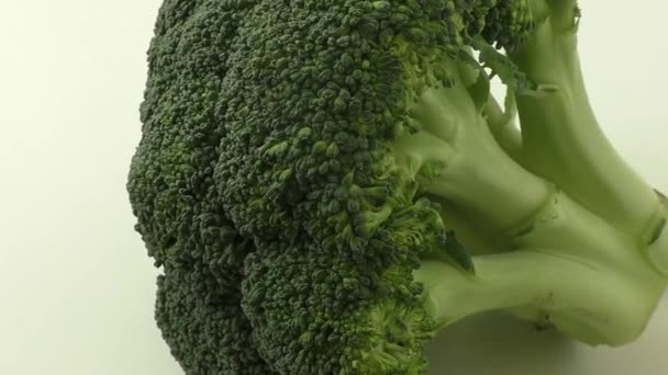 Beyaz arka plan üzerinde izole brokoli sebze - Video, Çekim