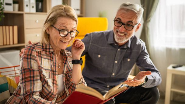 Ältere Senioren Mann und Frau Mann und Frau lesen Buch zu Hause - Foto, Bild