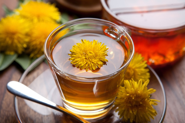 Thé et miel de pissenlit aux fleurs jaunes sur table en bois
, - Photo, image