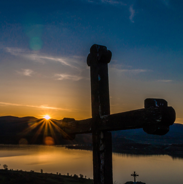 Croce cristiana contro il tramonto
 - Foto, immagini
