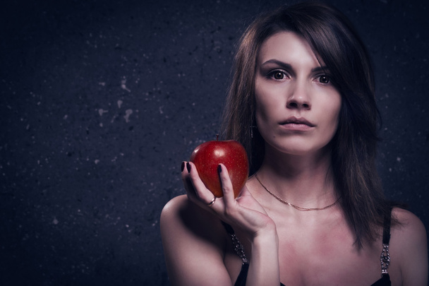 赤いリンゴで寂しい気違い女性 - 写真・画像