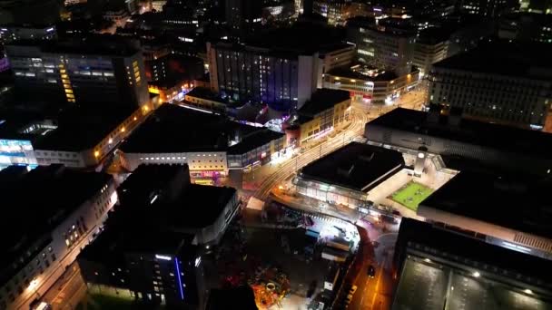İngiltere 'nin Merkez Birmingham şehrinde Aydınlanmış Uzun Binaların Gece Görüntüsü. 30 Mart 2024 - Video, Çekim