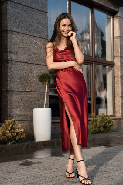 Retrato de una mujer glamorosa en un vestido rojo.Sexy mujer posando para la cámara. - Foto, Imagen