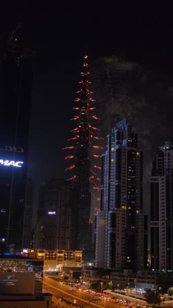 Dubai, Verenigde Arabische Emiraten - 1 1 1 2023: Verticale schietpartij op de Dubai wolkenkrabber tijdens het nieuwjaarsvuurwerk. Langzame beweging - Video