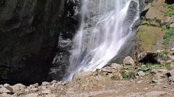 Schöner Wasserfall in den Bergen im Sommer, schnelle Sreams  - Filmmaterial, Video