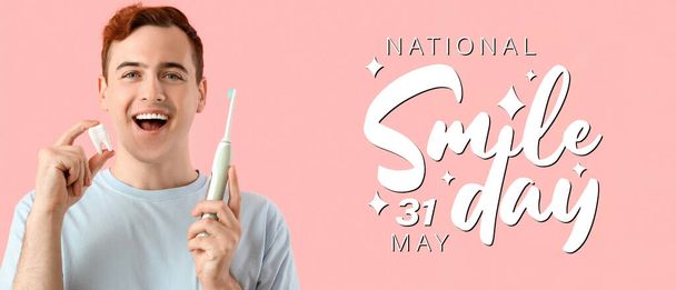 Banner para el Día Nacional de la Sonrisa con un joven feliz sosteniendo dientes de plástico y cepillo eléctrico - Foto, Imagen