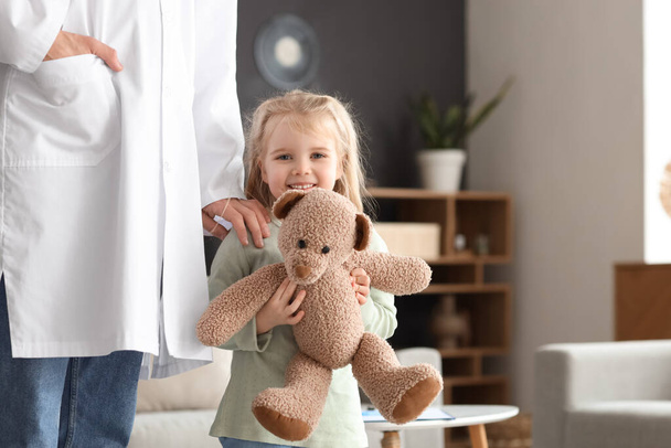 Muž pediatr a holčička s medvídkem doma - Fotografie, Obrázek