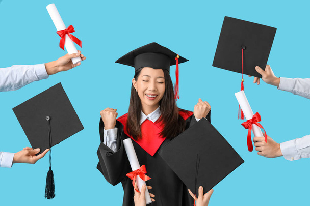 Азіатська студентка-випускниця та руки з мінометними дошками та дипломами на синьому фоні - Фото, зображення