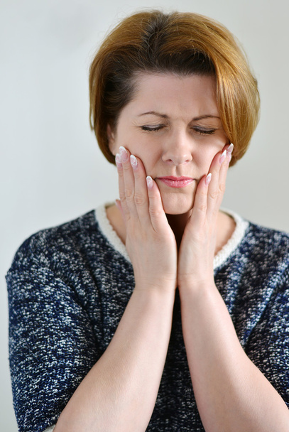 Young woman in pain is having a toothache - Foto, immagini