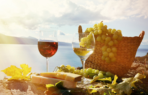 Dos tipos de vino, queso y uvas
 - Foto, imagen