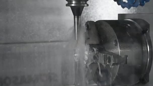 5-osý CNC frézka řezání turbínové části s plným kuličkovým koncovým frézovacím nástrojem. hi-technology automotive part production process by CNC machine. - Záběry, video