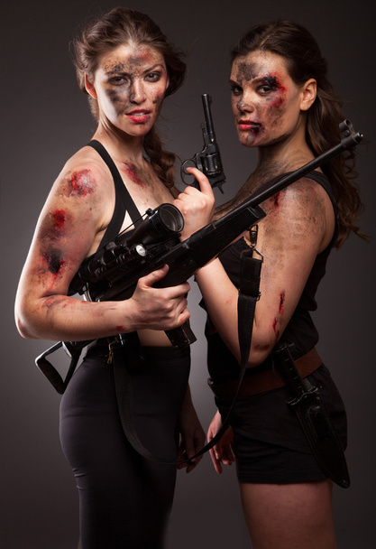 Asesinos femeninos fuertes armados
 - Foto, imagen