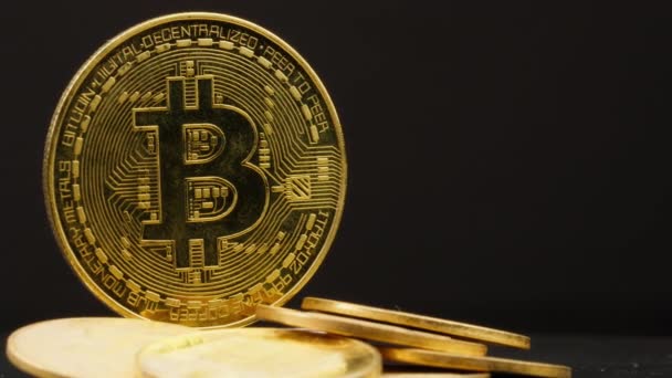Egy halom arany Bitcoin másolási hellyel .  - Felvétel, videó