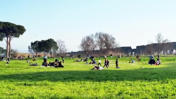 Roma, Italia, 15 de febrero de 2024. Una reunión pacífica en un exuberante parque verde con gente disfrutando del aire libre. - Metraje, vídeo