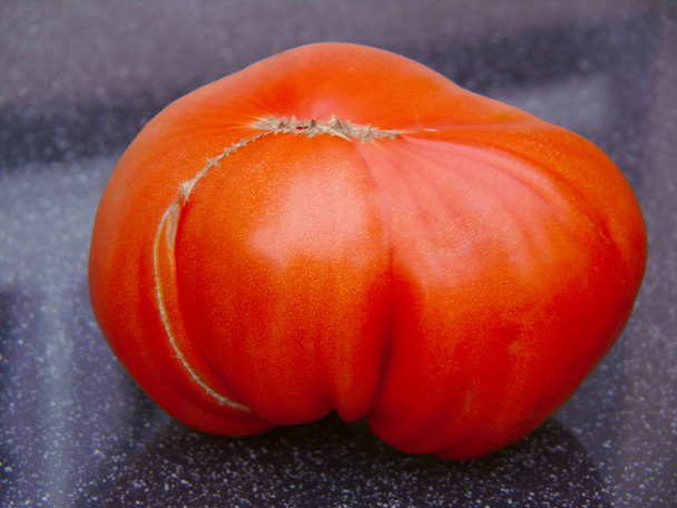 Gran tomate de corazón obull. - Foto, imagen