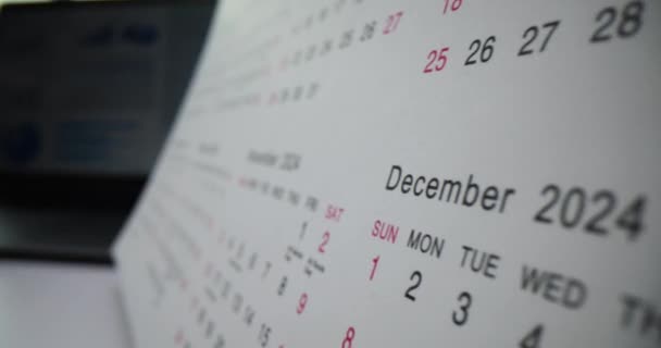 Zbliżenie kalendarza biurka na 2024 rok na biurku. Planowanie działalności - Materiał filmowy, wideo